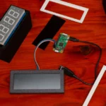 كيفية صنع ساعة رقمية ذاتية الضبط باستخدام Raspberry Pi
