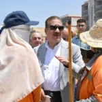 محافظ بورسعيد يوزع كوبونات غذائية لعمال النظافة