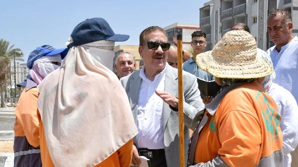 محافظ بورسعيد يوزع كوبونات غذائية لعمال النظافة