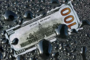 النفط يرتفع فوق 100 دولار بعد هجمات على ناقلات سعودية