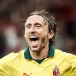 مودريتش يجدد عقده مع ميلان ويطمح لإعادة القمة