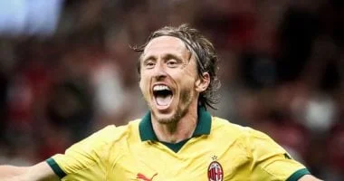 مودريتش يجدد عقده مع ميلان ويطمح لإعادة القمة
