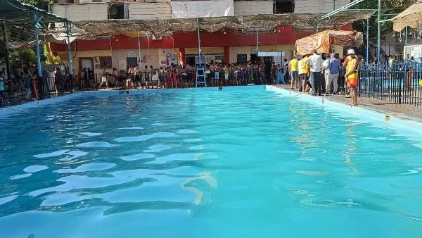 خطر مياه حمامات السباحة على الأطفال في فصل الصيف