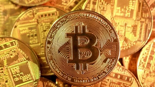 بيتكوين تبقى حول 65 ألف دولار رغم تراجع أسهم الذكاء الاصطناعي