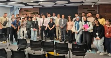 طلاب حاسبات عين شمس في المدرسة الصيفية بجامعة شرق لندن
