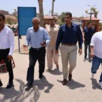محافظ البحر الأحمر يتفقد المكتبة الرقمية العائمة