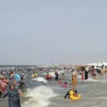 حظر السباحة في جمصة بسبب ارتفاع الأمواج