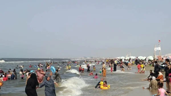 حظر السباحة في جمصة بسبب ارتفاع الأمواج