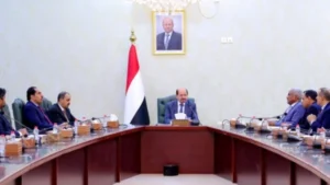 الحكومة اليمنية تدين هجمات الحوثي وتؤكد استقرار الملاحة