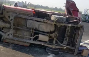 انقلاب سيارة نقل محملة بالشامبو على طريق بنها الحر