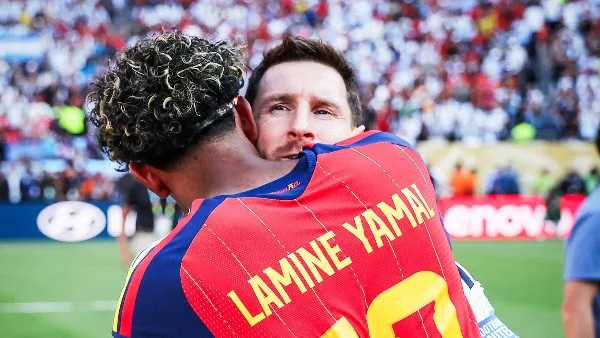 لامين يامال يتفوق على ميسي بالألقاب في سن 19