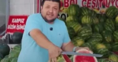 بائع تركي يتعهد بتوزيع بطيخ مجاني على دعم محمد صلاح