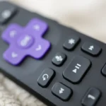 كيفية برمجة جهاز تحكم Roku للتحكم الصوتي بتلفازك