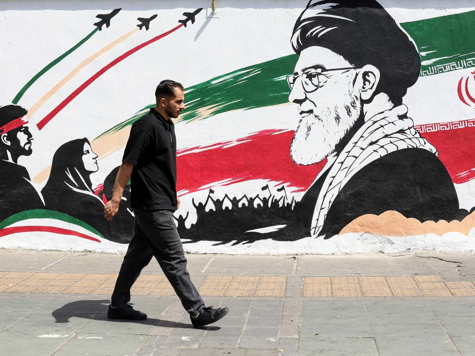 إيران تتهم أمريكا بتوترات هرمز وتؤكد استمرار المحادثات