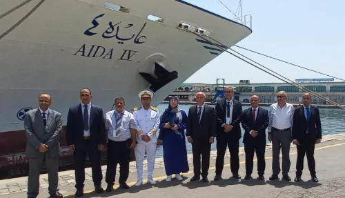 وفد جزائري يزور السفينة التدريبية «عايدة 4» المصرية