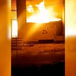 مستوطنون إسرائيليون يشعلون النار في مسجد بالضفة الغربية