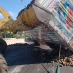 رفع سيارة نقل محملة بالبنجر على طريق جمصة