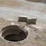 اختناق 4 أشخاص أثناء إنقاذ طفل من بالوعة صرف صحي