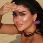 كارولين عزمي تتألق بإطلالة عصرية على البحر