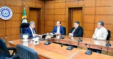 استقبال محافظ الدقهلية للمدير الجديد لمستشفى المنصورة