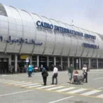 تكريم موظف بشركة ميناء القاهرة الجوي للأمانة والالتزام