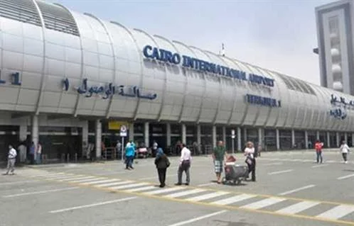 تكريم موظف بشركة ميناء القاهرة الجوي للأمانة والالتزام