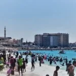 شواطئ مرسى مطروح تستقطب المصطافين في ظل إغلاق الشواطئ المفتوحة
