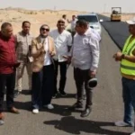متابعة أعمال رفع كفاءة طريق الخارجة أسيوط