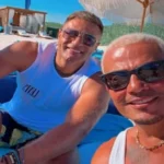 محمد نور يتشارك لحظة مع عمرو دياب أمام البحر