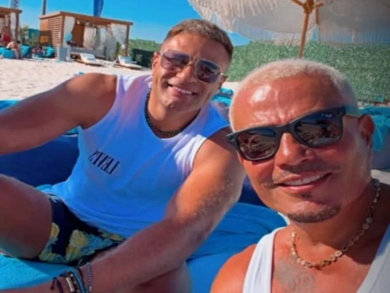 محمد نور يتشارك لحظة مع عمرو دياب أمام البحر